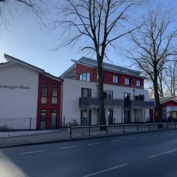 Außenansicht eines modernen Gebäudes mit der Aufschrift "Agnes-Schnitger-Haus", umgeben von Bäumen.