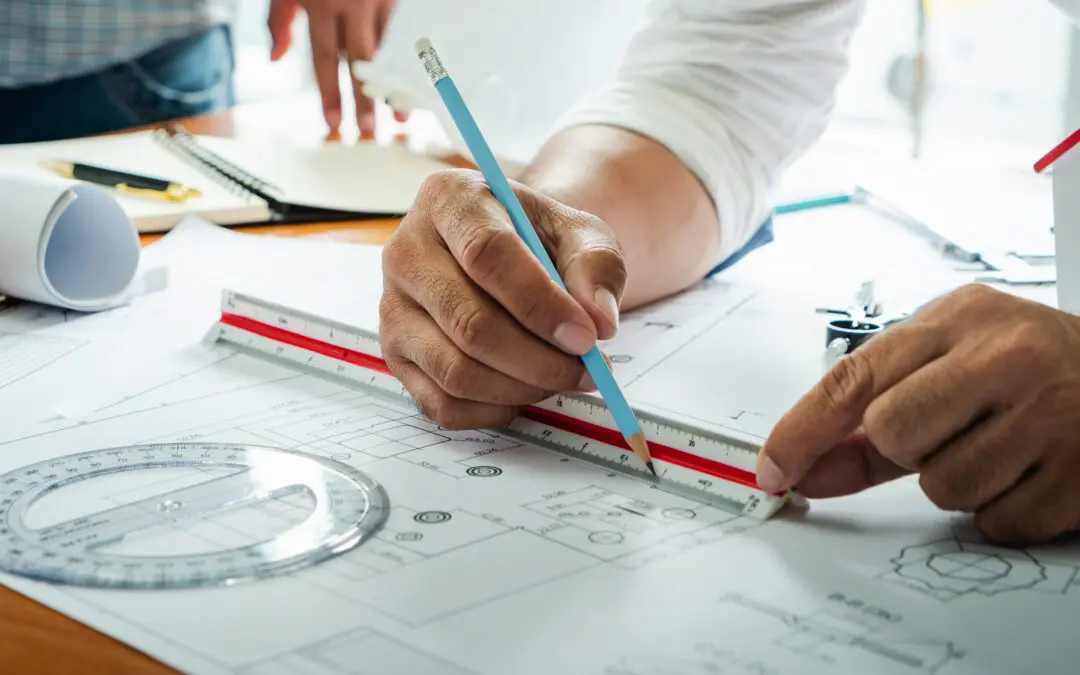 Bautechnischer Zeichner entwirft Bauplan mit Stift und Lineal, Ausbildung zum Konstrukteur