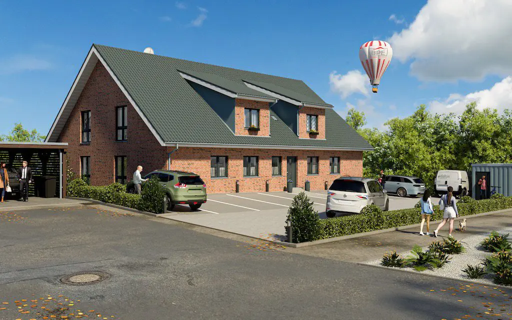 Straßenansicht eines Wohnhauses mit geparkten Autos und einem Heißluftballon am Himmel.