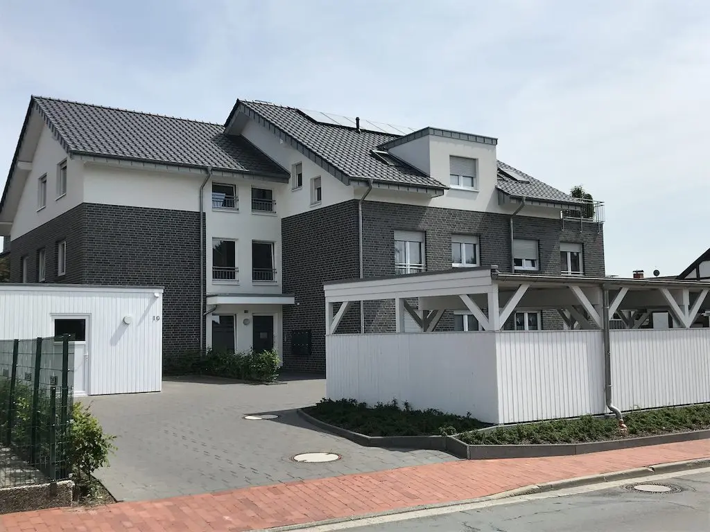 IMG_6497.jpg: Mehrfamilienhaus mit dunklen Ziegeln und weißen Fassadenelementen, Bramscher Straße 10