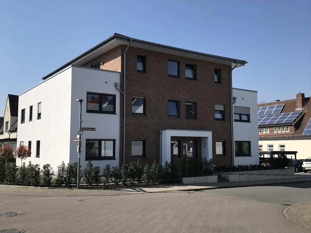 IMG_7781.jpg: Mehrfamilienhaus, moderne Architektur, weiße Fassade kombiniert mit rotem Backstein, Schopmeyerstraße 2