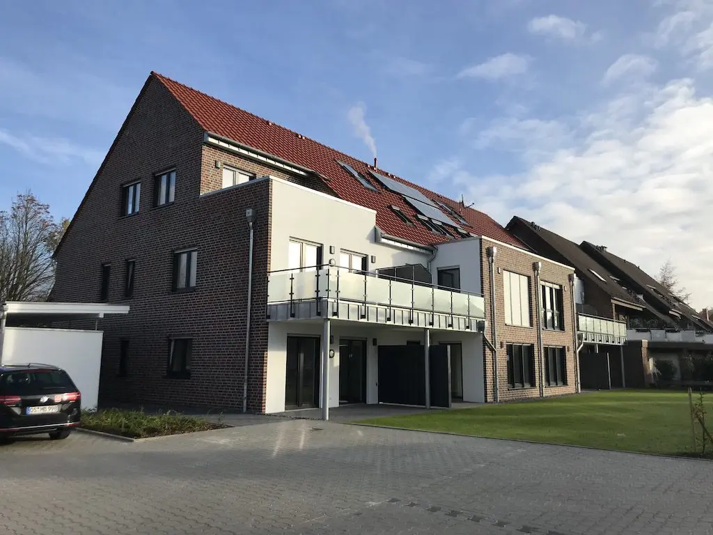 Mehrfamilienhaus mit rotem Ziegeldach und Backsteinfassade, IMG_8212