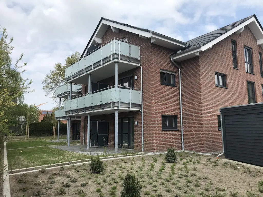 IMG_9888.jpg: Mehrfamilienhaus mit roten Backsteinen und Balkonen, Am Teisings Hof