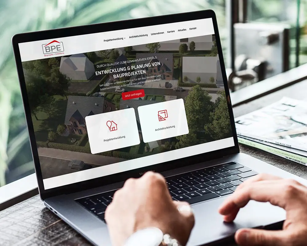 MacBook Pro zeigt die neue Website mit Bauprojekten und Architekturleistung von BPE.