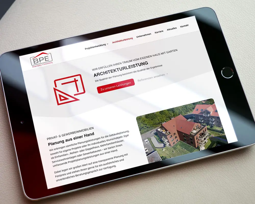iPad-Mockup der neuen Website: BPE Projektentwicklung Architekturleistung mit Haus und Garten Planung.